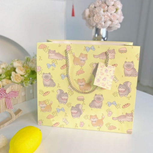 Подарочный пакет "Fluffy cats" желтый 22х10х20см