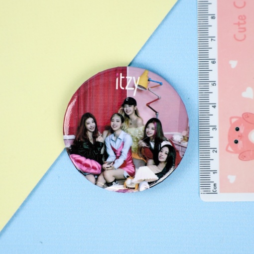 Значок круглый "K-pop" Itzy №3, 56мм